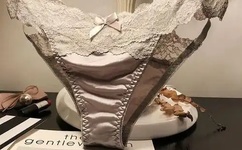 被俩个黑人前后破苞的女人